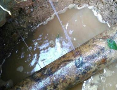 兴国楼顶渗水维修公司分享下地暖漏水的原因及检测方法。